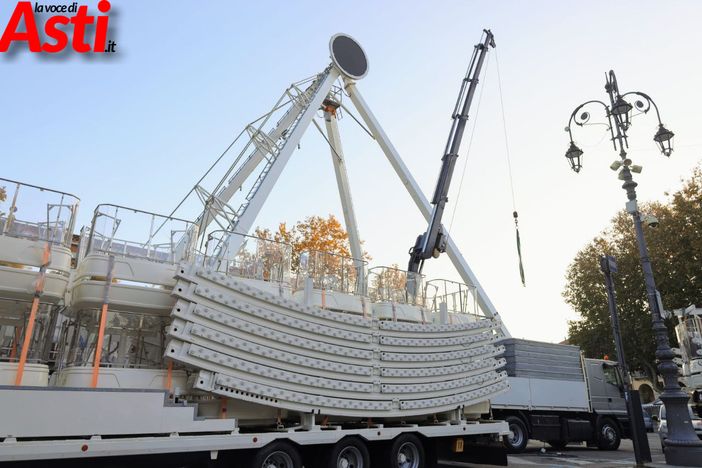 Si monta la ruota in piazza Alfieri Si monta la ruota in piazza Alfieri