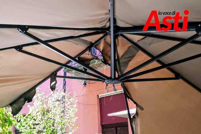 Ombrelloni del "Vicolo Battisti" dati alle fiamme nel corso della notte