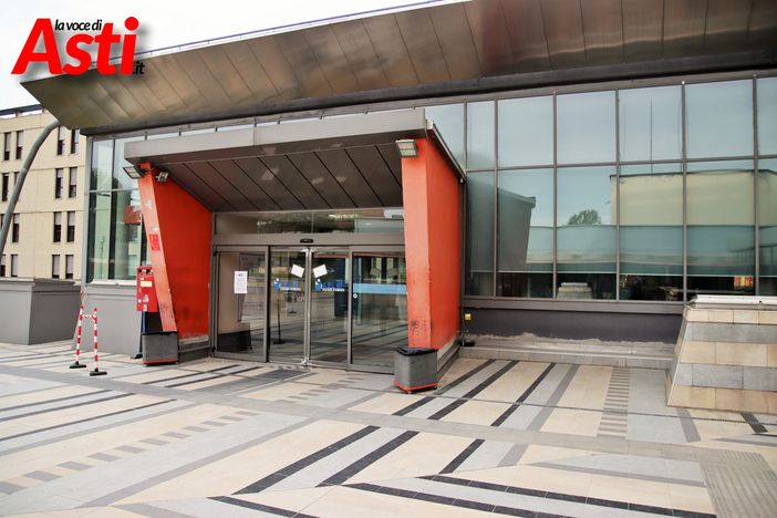 &quot;Il bar dell'ospedale, domenica, ha chiuso anticipatamente non lasciando la possibilità di pranzare a caregiver e personale. Vuoto anche il distributore panini&quot;