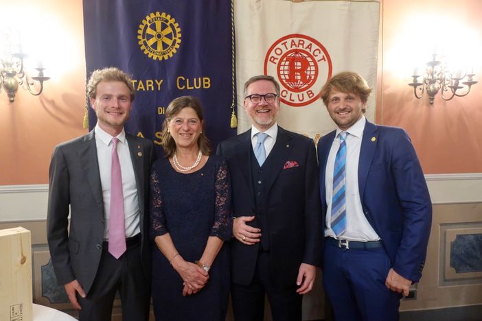 Alberto Gai presidente del Rotaract Club di Asti ila presidente Paola Mogliotti, il relatore Marco Yeullaz e il Rappresentante Distrettuale Rotaract Federico Maria Bobbio.