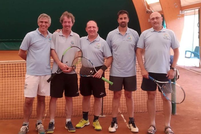 Il gruppo di soci/tennisti del Panathlon Club Asti composto da Corrado Buscemi, Luca Simonetti, Fulvio Saracco e Giorgio Bravo ritratti con Giorgio Finello (ultimo a destra) Il gruppo di soci/tennisti del Panathlon Club Asti composto da Corrado Buscemi, Luca Simonetti, Fulvio Saracco e Giorgio Bravo ritratti con Giorgio Finello (ultimo a destra)