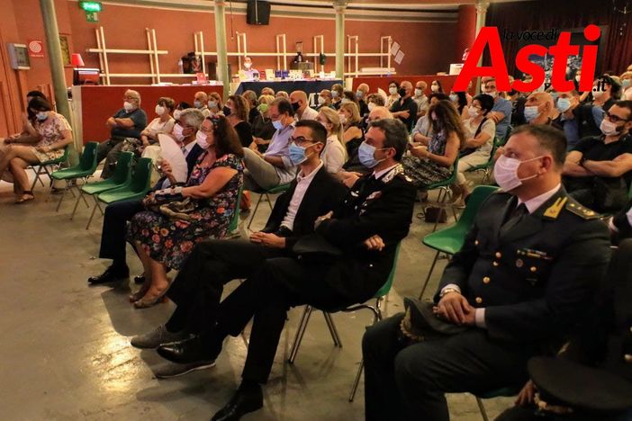 Due immagini (ph. Efrem Zanchettin - Merfephoto) del pubblico presente all'incontro di ieri sera. Nella terza, Gratteri sul palco con Rovera e Gandolfo Due immagini (ph. Efrem Zanchettin - Merfephoto) del pubblico presente all'incontro di ieri sera. Nella terza, Gratteri sul palco con Rovera e Gandolfo