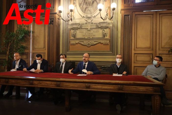 Nell'immagine, da sinistra a destra: il presidente di Asp, l'amministratore delegato della multiutility, il presidente di IREN, il sindaco Rasero, l'assessore Berzano e il Segretario generale del Comune. Servizio fotografico a cura di Merfephoto - Efrem Zanchettin