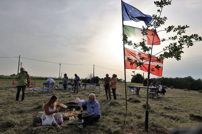Asti: celebrato il solstizio d'estate con un picnic 'collettivo' al Bosco degli Astigiani [GALLERIA FOTOGRAFICA]
