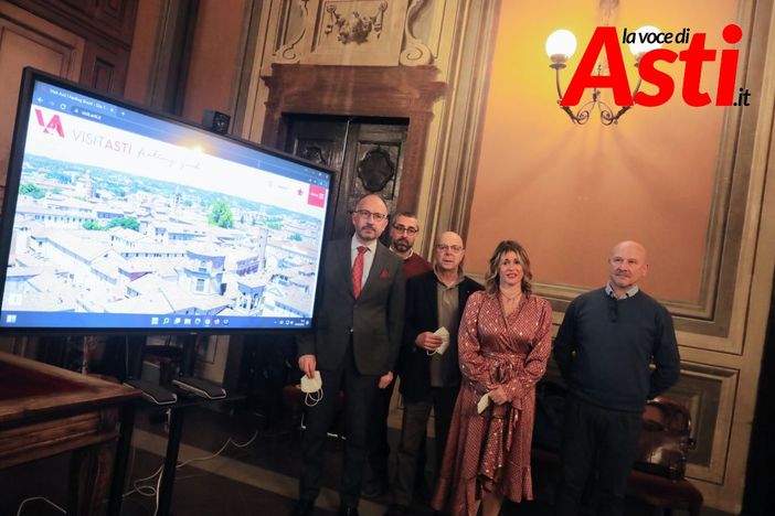 Il sindaco Maurizio Rasero con gli assessori Loretta Bologna e Gianfranco Imerito e i responsabili dell'agenzia che ha curato il sito (Ph. Merfephoto - Efrem Zanchettin)