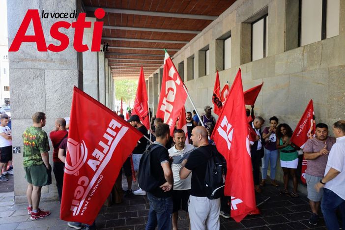 Alcuni partecipanti al presidio organizzato dalla CGIL (per questa immagine, come per tutte quelle presenti in questo articolo, ph. Merfephoto - Efrem Zanchettin) Alcuni partecipanti al presidio organizzato dalla CGIL (per questa immagine, come per tutte quelle presenti in questo articolo, ph. Merfephoto - Efrem Zanchettin)