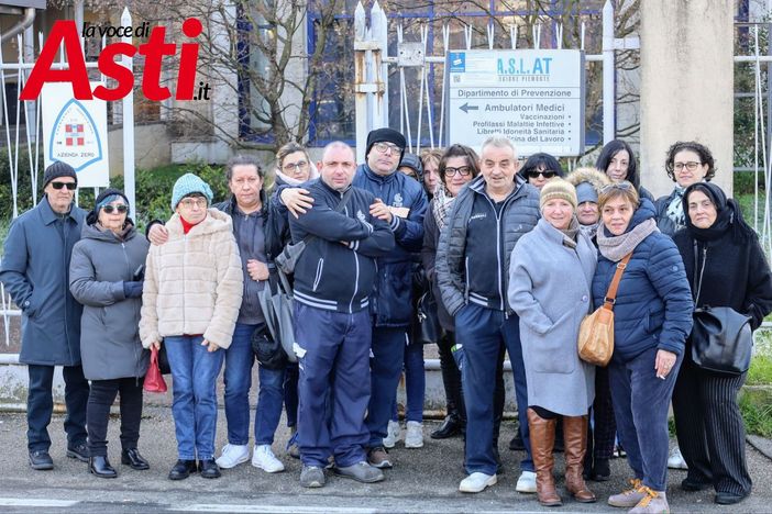 Il gruppo di lavoratori in attesa di notizie davanti alla sede Asl AT (ph. Merfephoto - Efrem Zanchettin)