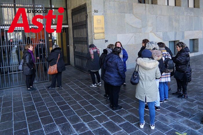 Alcune delle lavoratrici in presidio di fronte la Prefettura