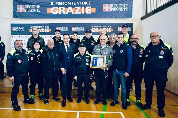 Il gruppo astigiano di Protezione Civile con il presidente Cirio e l'assessore Gabusi