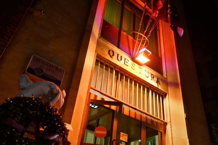 Anche la Questura di Asti si illumina di arancione contro la violenza di genere