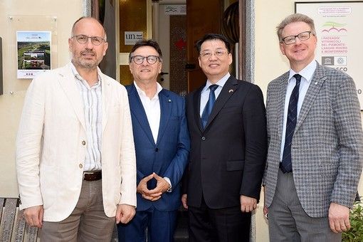 Rasero e Cerrato ritratti con il Console Generale della Repubblica Democratica di Cina in Italia Liu Kan (immagine d'archivio)