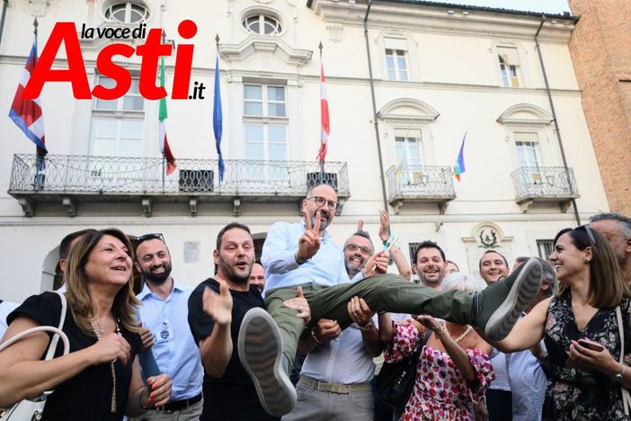 La gioia dei sostenitori di Maurizio Rasero, riconfermato sindaco di Asti, immortalata da uno scatto di Merfephoto - Efrem Zanchettin