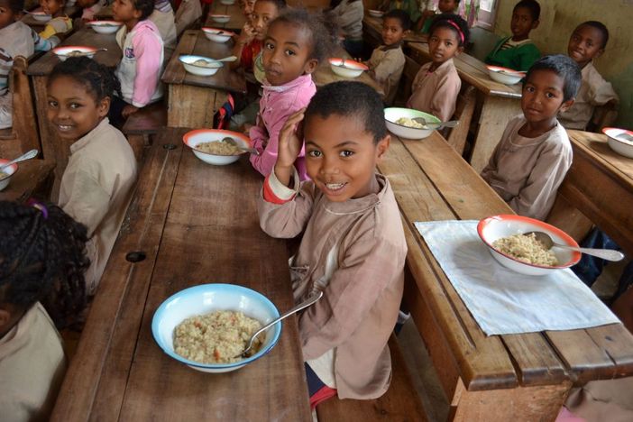 Al via il progetto "Il Rotary nutre l'educazione". Oltre 570.000 pasti per i bambini dello Zimbabwe Al via il progetto "Il Rotary nutre l'educazione". Oltre 570.000 pasti per i bambini dello Zimbabwe