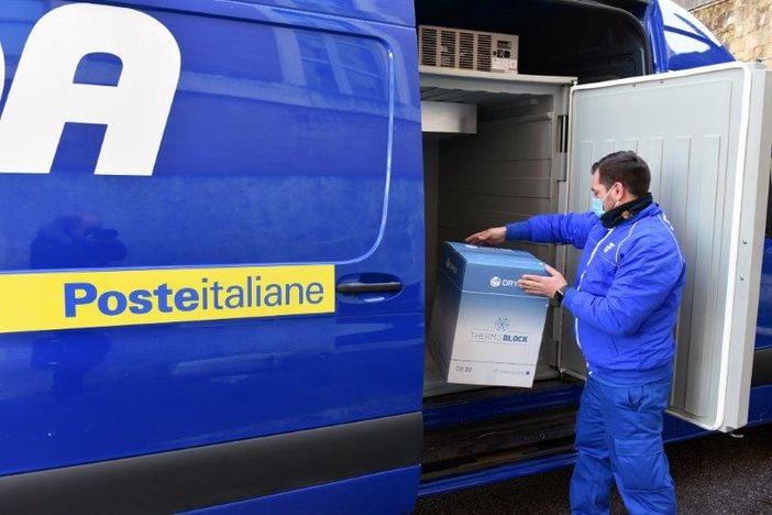 Domani ad Asti 4200 dosi di Moderna, consegnati al Cardinal Massaia dal corriere di Poste