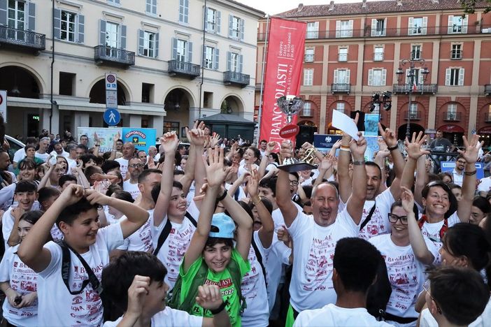 Alla StraAsti cinquemila persone intonano in coro "Romagna Mia" prima della partenza Alla StraAsti cinquemila persone intonano in coro "Romagna Mia" prima della partenza