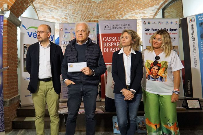 Un'immagine della consegna dei fondi all'associazione &quot;One More Life&quot;