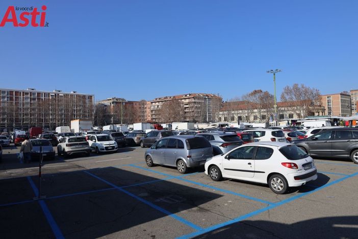 Stalli blu, nessuna pausa estiva: ad Asti si paga la sosta anche a cavallo del Ferragosto Stalli blu, nessuna pausa estiva: ad Asti si paga la sosta anche a cavallo del Ferragosto