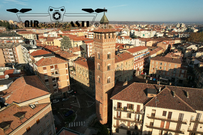 Una suggestiva immagine del centro di Asti, con la Torre Troyana ad ergersi maestosa a riprova dell'Orgoglio Astigiano (ph. Air Shooting Asti, tutti i diritti riservati)