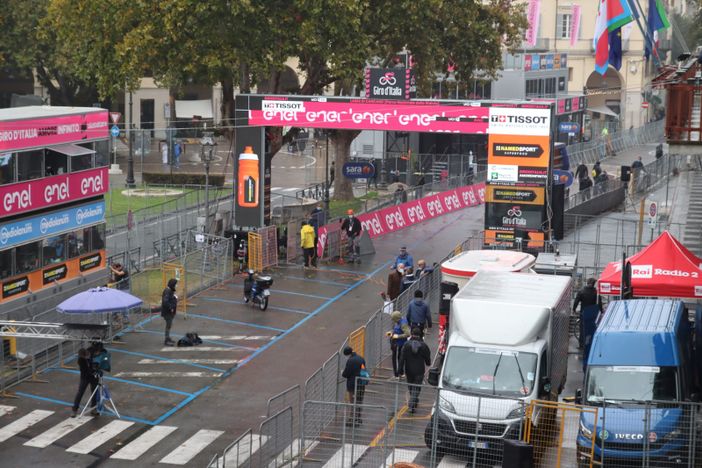 Il maltempo rallenta il Giro, tappa accorciata dopo la protesta degli atleti Il maltempo rallenta il Giro, tappa accorciata dopo la protesta degli atleti