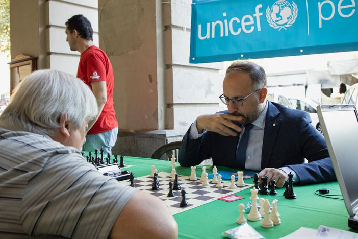 Nella foto, il sindaco di Asti impegnato in una sfida scacchistica in una precedente edizione dell'evento