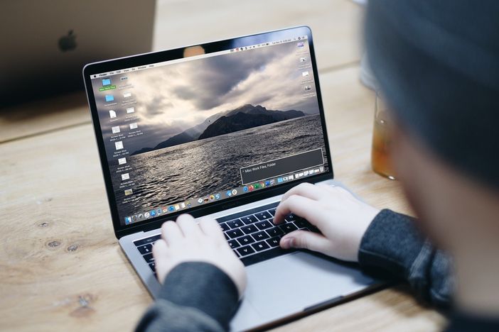 Immagine generica persona al PC