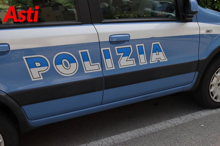 Rubano all’interno di un supermercato, uno si denuda e tira uno schiaffo a una dipendente: arrestati dalla polizia
