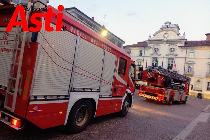 Curiosità per la presenza di mezzi dei vigili del fuoco in piazza San Secondo Curiosità per la presenza di mezzi dei vigili del fuoco in piazza San Secondo