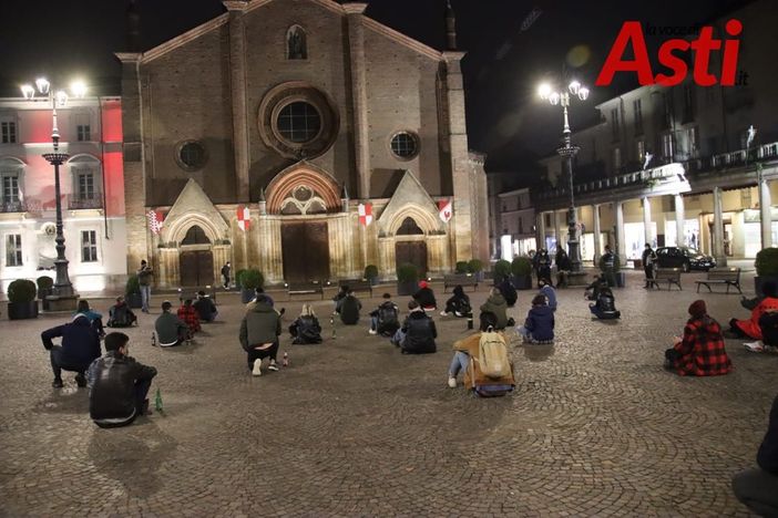 Lunedì ad Asti nuovo flash mob pacifico dei lavoratori. In piazza il diritto di "portare a casa la pagnotta" Lunedì ad Asti nuovo flash mob pacifico dei lavoratori. In piazza il diritto di "portare a casa la pagnotta"