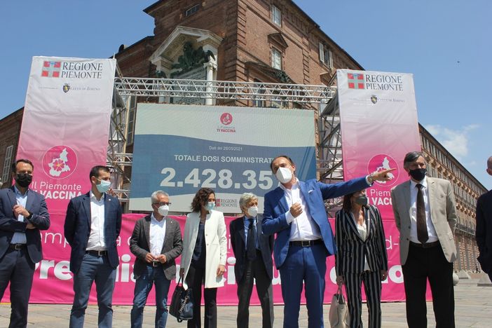 Il presidente del Piemonte Alberto Cirio con la sua giunta