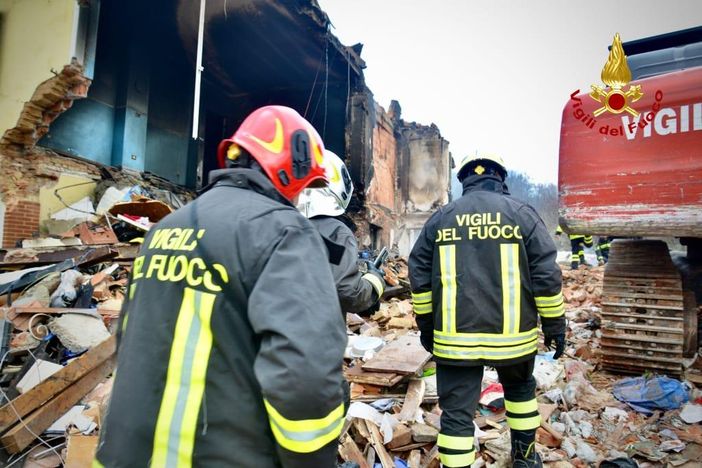 Esplosione a Quarto: ancora al lavoro i vigili del fuoco, per la messa in sicurezza dell'area Esplosione a Quarto: ancora al lavoro i vigili del fuoco, per la messa in sicurezza dell'area