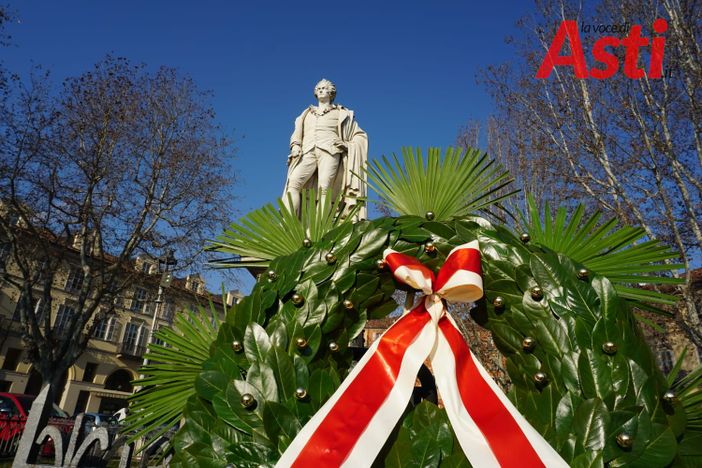 Asti, piazza Alfieri, monumento a Vittorio Alfieri, compleanno