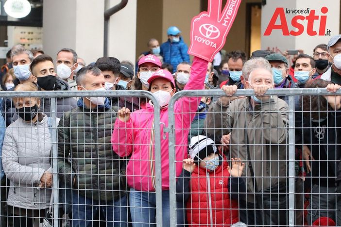 Folla ad Asti in attesa dell'arrivo del Giro d'Italia