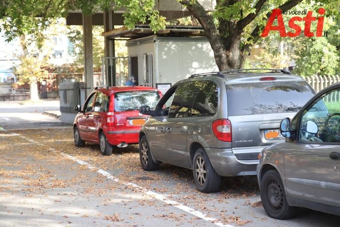 Auto in fila all'hotspot di viale Pilone