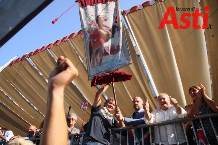 Gianluca Forno con il drappo vinto nel 2019 (MerfePhoto)