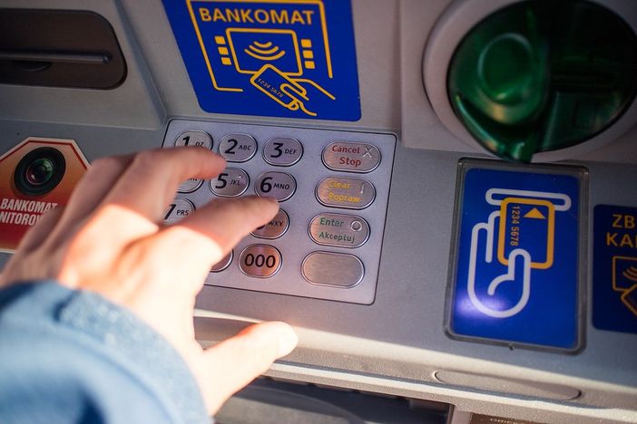 Asti: quarantenni prelevavano denaro da un bancomat rubato. Denunciati dalla Polizia