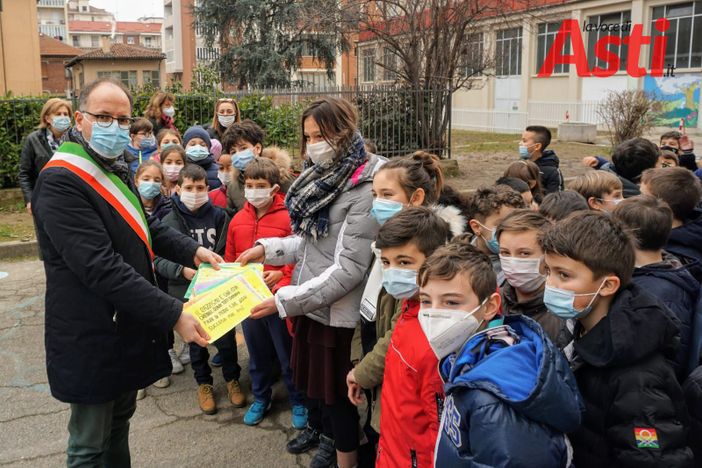I bimbi della scuola Baracca con il sindaco Rasero I bimbi della scuola Baracca con il sindaco Rasero