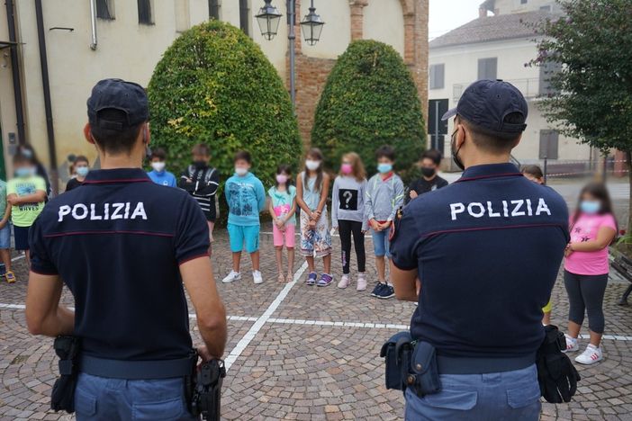Ad Asti la polizia consegna agende ai bimbi delle primarie Ad Asti la polizia consegna agende ai bimbi delle primarie