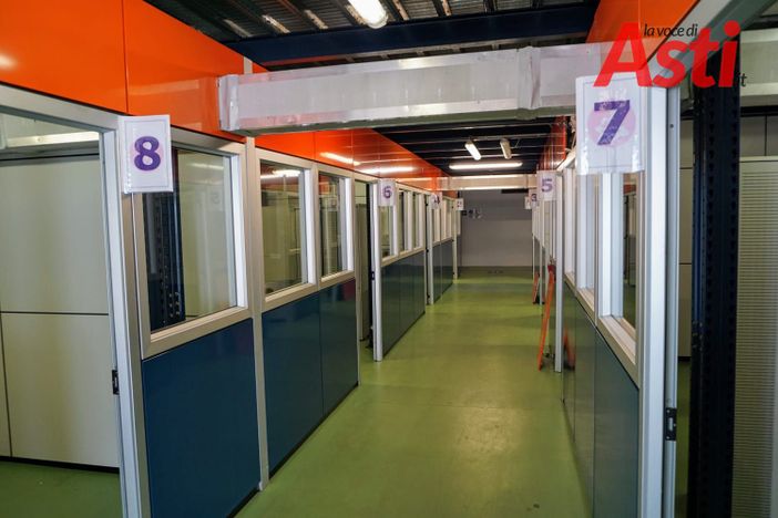 Le cabine vaccinali dell'hub astigiano di via Guerra Le cabine vaccinali dell'hub astigiano di via Guerra