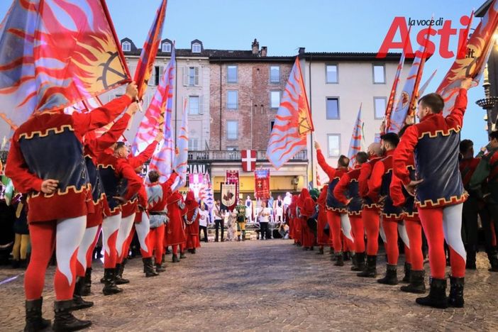 Dopo la Tenzone Bronzea Asti si prepara ai campionati sbandieratori di A2 con la Tenzone Argentea Dopo la Tenzone Bronzea Asti si prepara ai campionati sbandieratori di A2 con la Tenzone Argentea