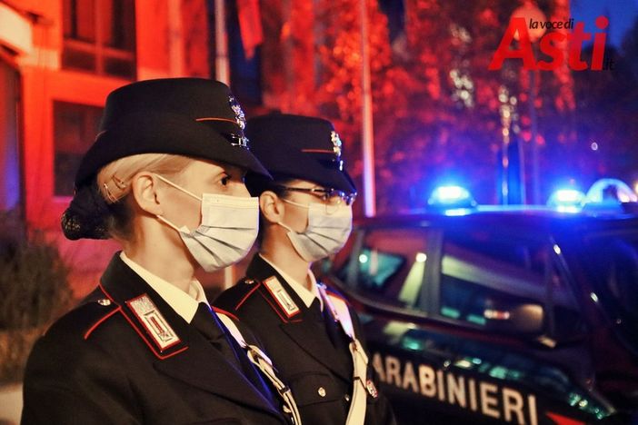 Carabinieri di Asti, fuori la caserma con la macchina di sfondo