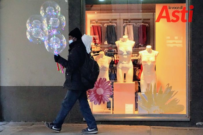 In corso Alfieri, ultimi sprazzi prima della zona rossa In corso Alfieri, ultimi sprazzi prima della zona rossa