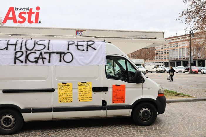 Il mercato di Asti torna &quot;in piazza&quot; con una nuova protesta: &quot;Perché tutta questa fretta di mandarci via?&quot;