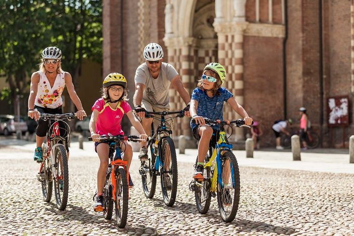 Cicloturisti in piazza Cattedrale Cicloturisti in piazza Cattedrale