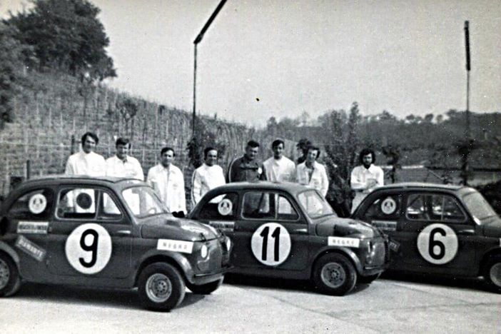 Paolo Brusaschetto con le "sue" 500 (Il terzo da destra) Paolo Brusaschetto con le "sue" 500 (Il terzo da destra)