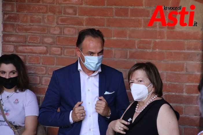 Il presidente Cirio con Mariangela Cotto durante la consegna del certificato Il presidente Cirio con Mariangela Cotto durante la consegna del certificato