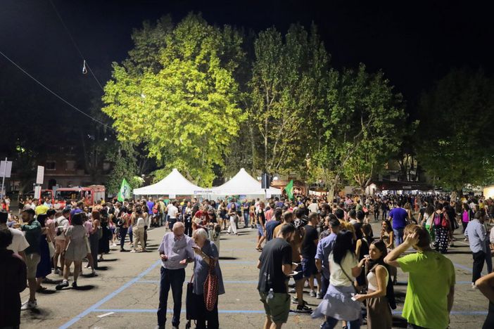 La coda per il punto acqua e vino che si sviluppava ieri sera (Merphefoto) La coda per il punto acqua e vino che si sviluppava ieri sera (Merphefoto)