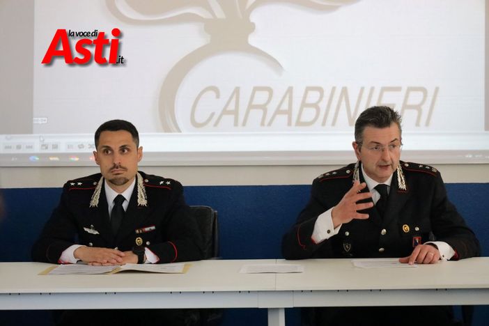 Nella foto, da sinistra, il tenente Armando Laviola (comandante del Nucleo Investigativo) e il colonnello Vittorio Balbo (comandante Reparto Operativo) - Galleria fotografica Merfephoto Nella foto, da sinistra, il tenente Armando Laviola (comandante del Nucleo Investigativo) e il colonnello Vittorio Balbo (comandante Reparto Operativo) - Galleria fotografica Merfephoto