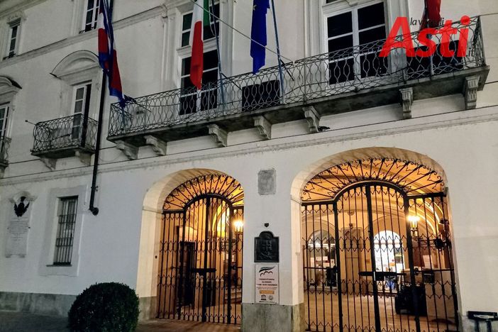 Consiglio a porte chiuse (MerfePhoto) Consiglio a porte chiuse (MerfePhoto)