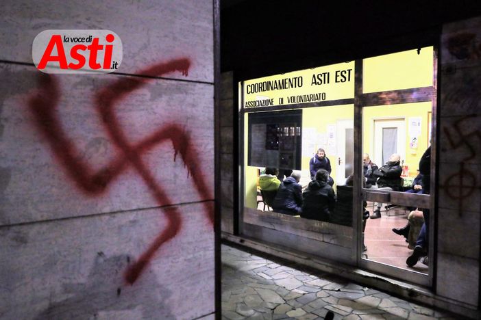 Alcune immagini dell'incontro, con lo sfregio davanti alla sede del coordinamento ancora ben visibile (Meprhefoto) Alcune immagini dell'incontro, con lo sfregio davanti alla sede del coordinamento ancora ben visibile (Meprhefoto)