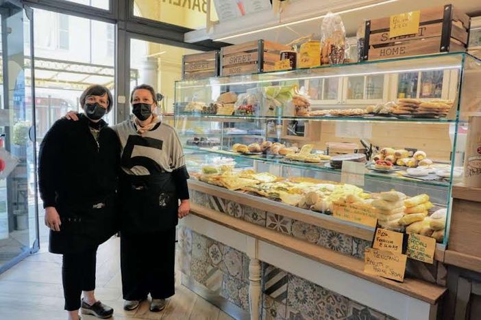 Asti, via Gobetti, le sorelle Quinto nel loro negozio Wellness fruit